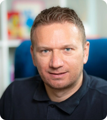 Dr. Aleksandar Ćoćić bei der Patientenberatung
